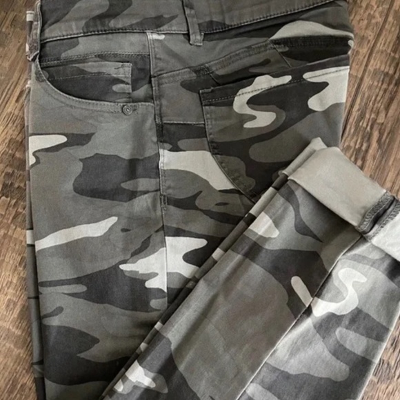 Democracy Denim - 🎃NWT Democracy Camo Pants — Mid Rise Straight Leg — Gray Camouflage — Sz 10